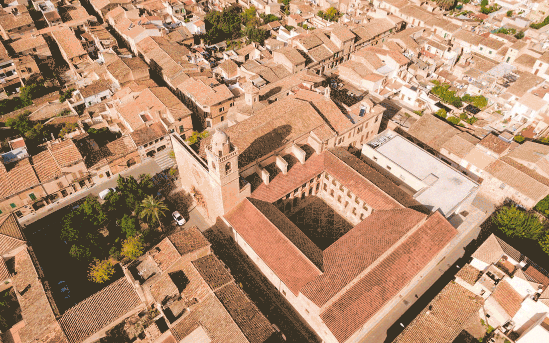 Algunos escenarios: claustro de Sant Bonaventura de Llucmajor, Castell de Bellver y Santuari de Lluc (Mallorca).